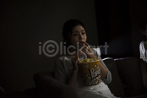 20대 성인 성인여자한명만 여자 한국인 한명 JPG 앞모습 포토 관람 놀람 먹기 상반신 실내 앉기 어둠 영화 영화관람 우먼라이프 응시 팝콘 프로젝터