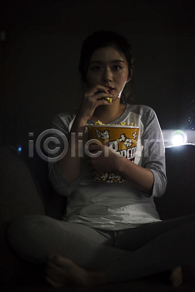 20대 성인 성인여자한명만 여자 한국인 한명 JPG 앞모습 포토 관람 들기 먹기 상반신 실내 앉기 어둠 영화 영화관람 우먼라이프 팝콘 프로젝터