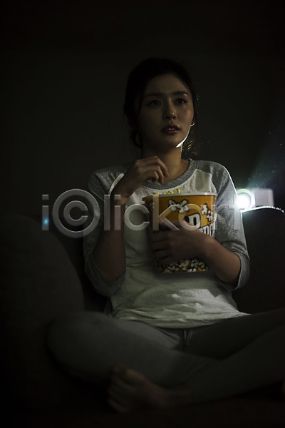 20대 성인 성인여자한명만 여자 한국인 한명 JPG 앞모습 포토 관람 들기 상반신 실내 앉기 어둠 영화 영화관람 우먼라이프 응시 팝콘 프로젝터