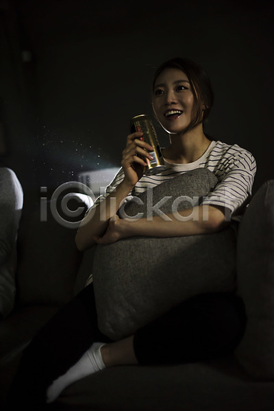 20대 성인 성인여자한명만 여자 한국인 한명 JPG 앞모습 포토 관람 들기 맥주 실내 앉기 어둠 영화 영화관람 우먼라이프 웃음 응시 전신 프로젝터