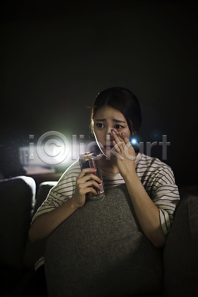 슬픔 20대 성인 성인여자한명만 여자 한국인 한명 JPG 앞모습 포토 관람 눈물 들기 맥주 상반신 실내 앉기 어둠 영화 영화관람 우먼라이프 응시 프로젝터