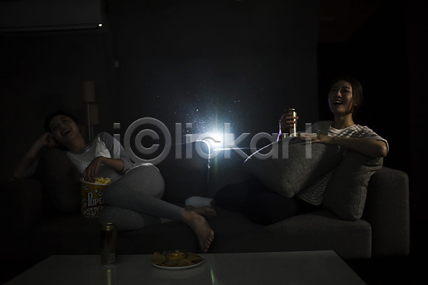 우정 즐거움 20대 두명 성인 성인여자만 여자 한국인 JPG 앞모습 포토 관람 기댐 눕기 들기 룸메이트 맥주 먹기 실내 앉기 어둠 영화 영화관람 우먼라이프 웃음 응시 전신 친구 팝콘 프로젝터