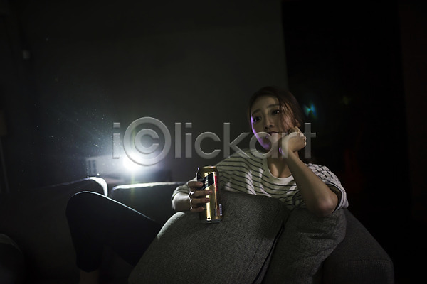 20대 성인 성인여자한명만 여자 한국인 한명 JPG 앞모습 포토 관람 기댐 들기 맥주 상반신 실내 앉기 어둠 영화 영화관람 우먼라이프 응시 턱괴기 프로젝터