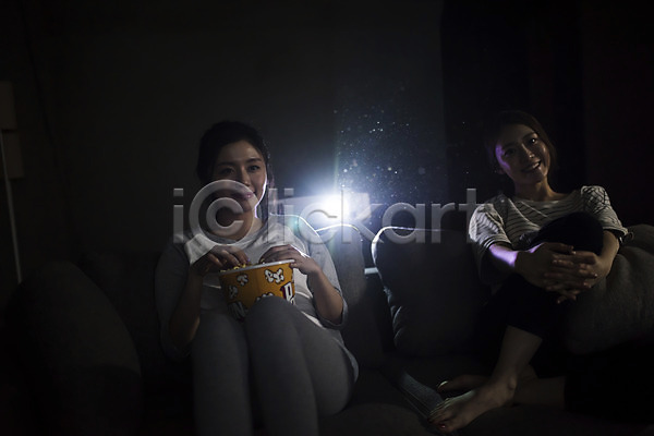 우정 즐거움 20대 두명 성인 성인여자만 여자 한국인 JPG 앞모습 포토 관람 들기 룸메이트 상반신 실내 앉기 어둠 영화 영화관람 우먼라이프 웃음 응시 친구 팝콘 프로젝터