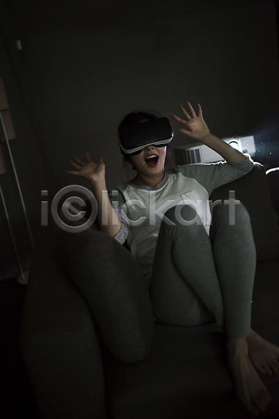 20대 성인 성인여자한명만 여자 한국인 한명 JPG 앞모습 포토 VR기기 가상현실 관람 놀람 실내 앉기 어둠 영화 영화관람 오큘러스 우먼라이프 전신 프로젝터