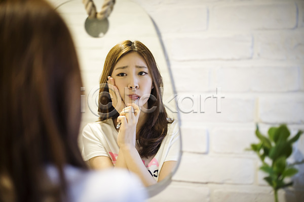 고통 20대 성인 성인여자한명만 여자 한국인 한명 JPG 뒷모습 앞모습 포토 거울 들기 상반신 서기 실내 양치 우먼라이프 응시 찡그림 치통 칫솔 화장실