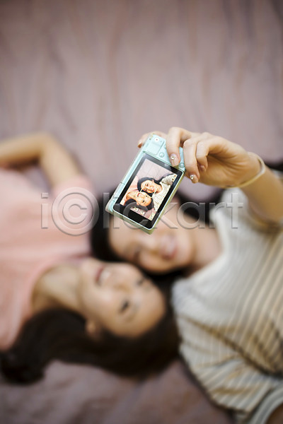 우정 20대 두명 성인 성인여자만 여자 한국인 JPG 아웃포커스 앞모습 포토 하이앵글 눕기 들기 룸메이트 상반신 셀프카메라 실내 우먼라이프 웃음 친구 침대 카메라 포즈