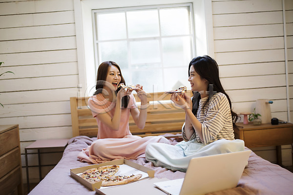 우정 20대 두명 성인 성인여자만 여자 한국인 JPG 앞모습 옆모습 포토 노트북 들기 룸메이트 상반신 실내 앉기 우먼라이프 웃음 친구 침대 피자