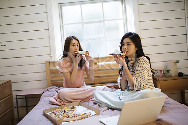 우정 20대 두명 성인 성인여자만 여자 한국인 JPG 앞모습 옆모습 포토 노트북 룸메이트 먹기 상반신 실내 앉기 우먼라이프 응시 친구 침대 피자