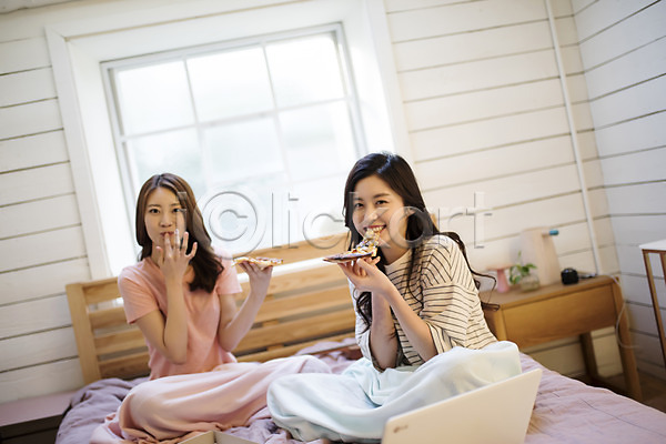 우정 20대 두명 성인 성인여자만 여자 한국인 JPG 앞모습 포토 노트북 룸메이트 맛있는 먹기 상반신 실내 앉기 우먼라이프 웃음 친구 침대 피자