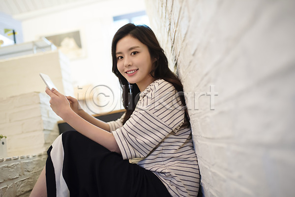 20대 성인 성인여자한명만 여자 한국인 한명 JPG 옆모습 포토 계단 기댐 들기 벽 상반신 실내 안식처 앉기 우먼라이프 웃음 태블릿