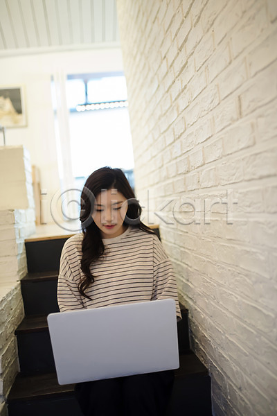 20대 성인 성인여자한명만 여자 한국인 한명 JPG 앞모습 포토 계단 노트북 상반신 실내 앉기 우먼라이프 응시
