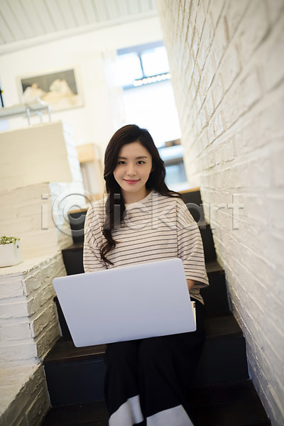 20대 성인 성인여자한명만 여자 한국인 한명 JPG 앞모습 포토 계단 노트북 미소(표정) 상반신 실내 앉기 우먼라이프