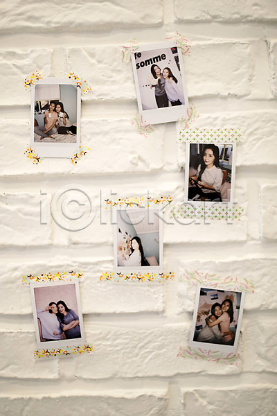 우정 추억(회상) 20대 성인 여러명 여자 한국인 JPG 포토 기념사진 벽 벽면 실내 우먼라이프 친구 폴라로이드사진