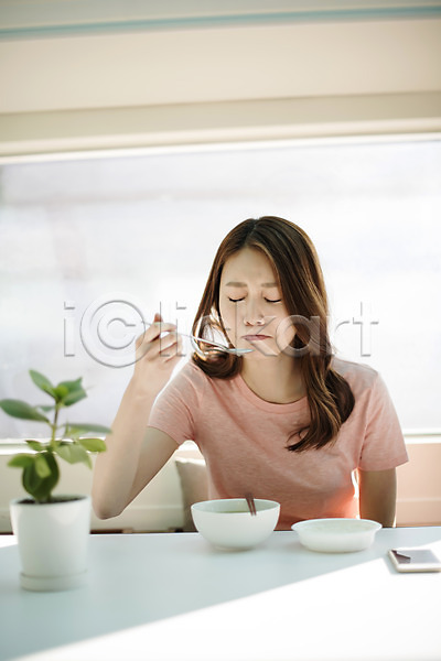 고독 20대 성인 성인여자한명만 여자 한국인 한명 JPG 앞모습 포토 먹기 밥 상반신 식탁 실내 앉기 우먼라이프 혼족