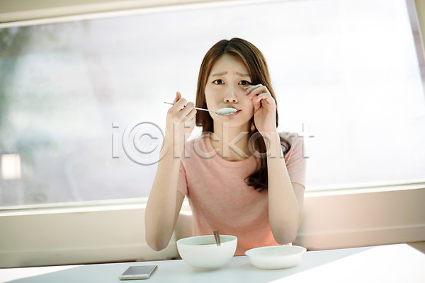 고독 슬픔 20대 성인 성인여자한명만 여자 한국인 한명 JPG 앞모습 포토 먹기 밥 상반신 식탁 실내 앉기 우먼라이프 혼족