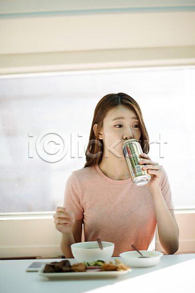 고독 20대 성인 성인여자한명만 여자 한국인 한명 JPG 앞모습 포토 마시기 맥주 먹기 밥 상반신 식탁 실내 앉기 우먼라이프 혼족