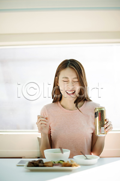 20대 성인 성인여자한명만 여자 한국인 한명 JPG 앞모습 포토 들기 맛있는 맥주 먹기 밥 상반신 식탁 실내 안식처 앉기 우먼라이프 웃음 혼족