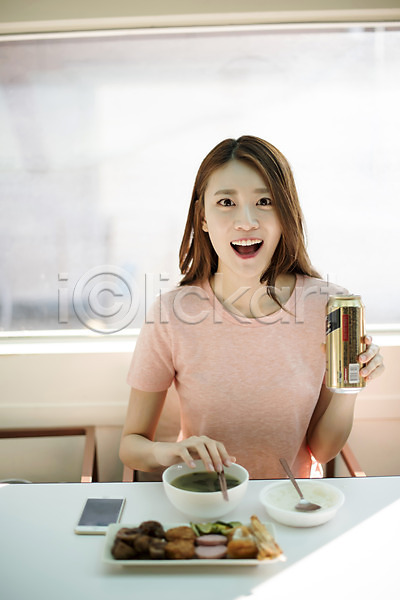20대 성인 성인여자한명만 여자 한국인 한명 JPG 앞모습 포토 들기 맛있는 맥주 먹기 밥 상반신 식탁 실내 앉기 우먼라이프 웃음 혼족