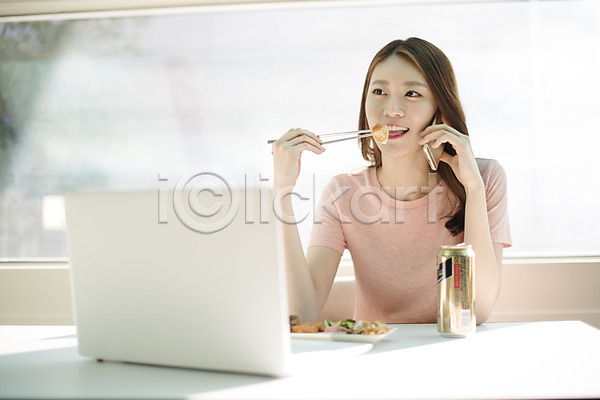 20대 성인 성인여자한명만 여자 한국인 한명 JPG 앞모습 포토 노트북 맛있는 맥주 먹기 상반신 스마트폰 식탁 실내 안주 앉기 우먼라이프 웃음 통화 혼족