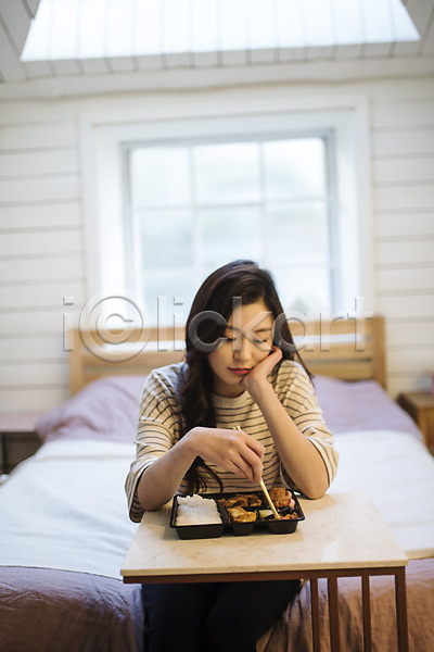 고독 20대 성인 성인여자한명만 여자 한국인 한명 JPG 앞모습 포토 도시락 밥 상반신 실내 앉기 우먼라이프 응시 침대 턱괴기 혼족