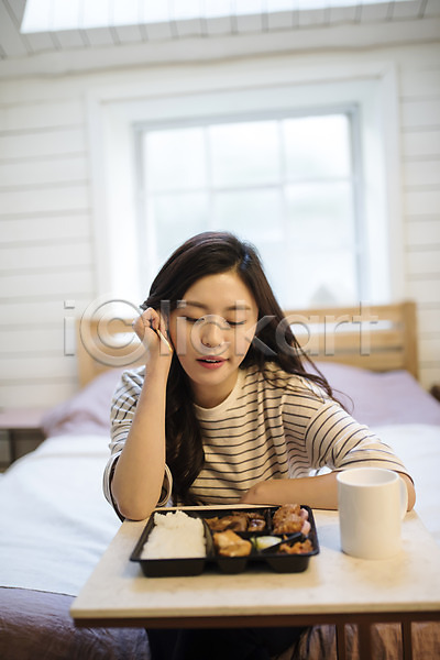 고독 20대 성인 성인여자한명만 여자 한국인 한명 JPG 앞모습 포토 도시락 상반신 실내 앉기 우먼라이프 응시 침대 턱괴기 혼족