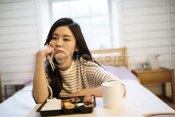 고독 20대 성인 성인여자한명만 여자 한국인 한명 JPG 앞모습 포토 도시락 상반신 실내 앉기 우먼라이프 응시 컵 턱괴기 혼족
