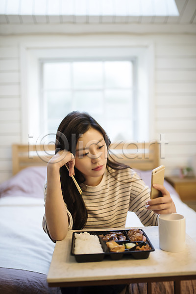 고독 20대 성인 성인여자한명만 여자 한국인 한명 JPG 앞모습 포토 도시락 들기 상반신 스마트폰 실내 안식처 앉기 우먼라이프 응시 컵 혼족