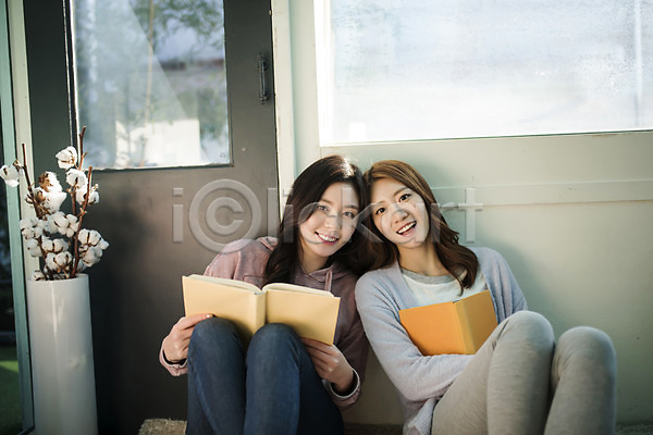 우정 휴식 20대 두명 성인 성인여자만 여자 한국인 JPG 앞모습 포토 기댐 독서 룸메이트 상반신 실내 앉기 우먼라이프 웃음 책 친구 화분