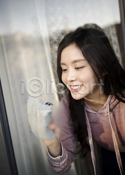 20대 성인 성인여자한명만 여자 한국인 한명 JPG 앞모습 포토 걸레 닦기 들기 상반신 서기 야외 우먼라이프 웃음 응시 주간 창문닦기 청소