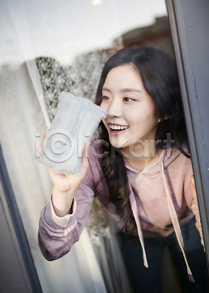 20대 성인 성인여자한명만 여자 한국인 한명 JPG 앞모습 포토 걸레 닦기 들기 상반신 서기 안식처 야외 우먼라이프 웃음 주간 창문 창문닦기 청소