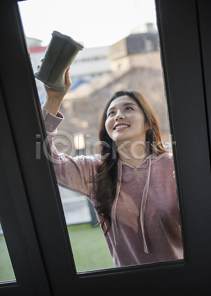20대 성인 성인여자한명만 여자 한국인 한명 JPG 앞모습 포토 걸레 닦기 들기 상반신 서기 안식처 야외 우먼라이프 웃음 주간 창문 창문닦기