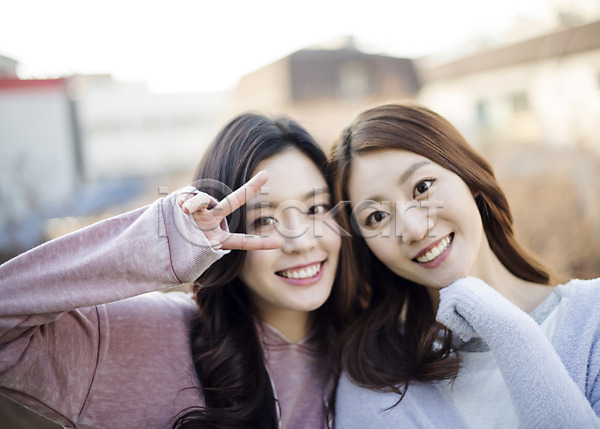 우정 20대 두명 성인 성인여자만 여자 한국인 JPG 앞모습 포토 룸메이트 브이 상반신 서기 야외 우먼라이프 웃음 주간 친구