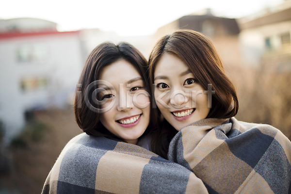 우정 20대 두명 성인 성인여자만 여자 한국인 JPG 앞모습 포토 건물 담요 룸메이트 상반신 야외 우먼라이프 웃음 주간 친구