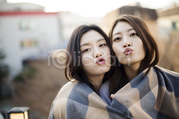 우정 20대 두명 성인 성인여자만 여자 한국인 JPG 앞모습 포토 건물 담요 룸메이트 상반신 야외 우먼라이프 웃음 입내밀기 조명 주간 친구