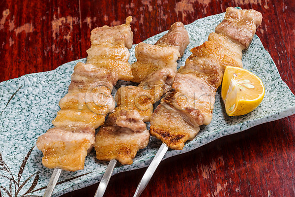 사람없음 JPG 근접촬영 포토 꼬치 꼬치구이 돼지고기 실내 음식 일본음식 접시