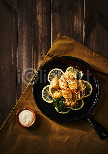 사람없음 JPG 포토 하이앵글 나무배경 레몬 목재 새우말이튀김 소스(음식) 안주 야식 음식 젓가락 천(직물)