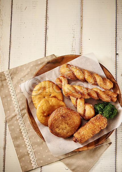 사람없음 JPG 포토 하이앵글 꽈배기 나무배경 단팥빵 도넛 디저트 목재 소세지빵 안주 야식 음식 천(직물) 튀김