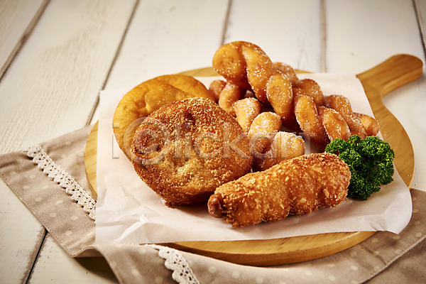 사람없음 JPG 포토 꽈배기 나무배경 도넛 디저트 목재 소세지빵 안주 야식 음식 천(직물) 튀김 팥빵