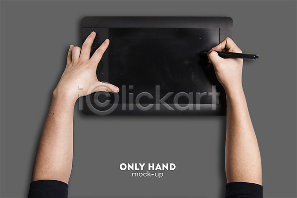 남자 신체부위 한명 PSD 편집이미지 그리기 그림 디자이너 디자인 목업 손 손짓 양손 전단 태블릿 태블릿펜 편집 합성
