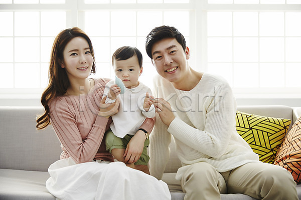화목 30대 남자 성인 세명 아기 여자 한국인 JPG 앞모습 포토 가족 가족라이프 상반신 소파 실내 아들 아빠 안기 앉기 엄마 웃음 쿠션