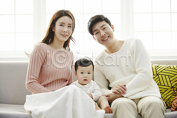 화목 30대 남자 성인 세명 아기 여자 한국인 JPG 앞모습 포토 가족 가족라이프 거실 상반신 소파 실내 아들 아빠 안기 앉기 엄마 웃음 쿠션