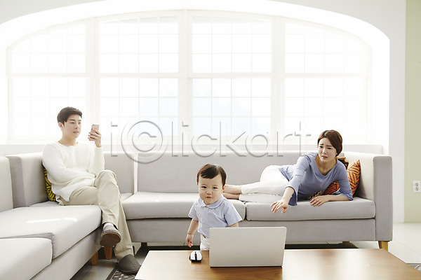 당황 30대 남자 성인 세명 아기 여자 한국인 JPG 앞모습 포토 가족 가족라이프 노트북 놀람 눕기 들기 만지기 상반신 소파 스마트폰 실내 아들 아빠 앉기 엄마 응시 전신 찡그림