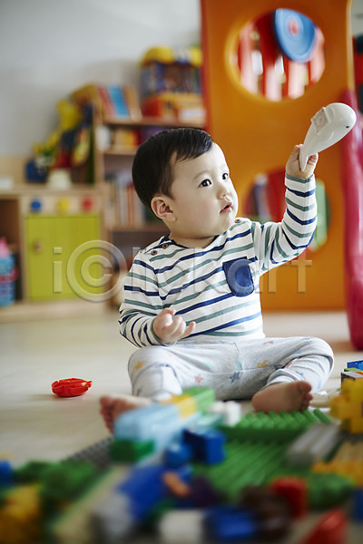 남자 남자아기만 남자아기한명만 아기 한국인 한명 JPG 아웃포커스 앞모습 포토 놀이 들기 블록 실내 아들 앉기 응시 장난감 전신
