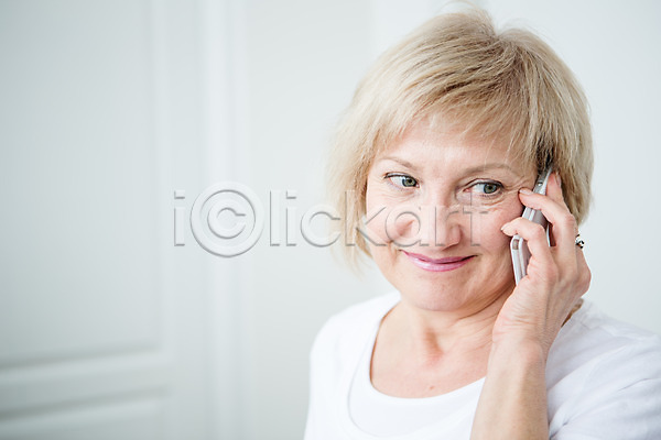 50대 백인 여자 중년 중년여자한명만 한명 JPG 앞모습 포토 들기 상반신 서기 스마트폰 실내 웃음 응시 통화