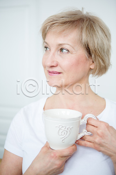 여유 50대 백인 여자 중년 중년여자한명만 한명 JPG 앞모습 포토 들기 상반신 서기 실내 웃음 응시 커피잔
