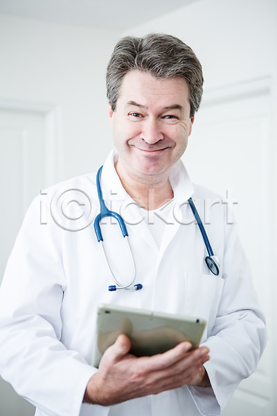 50대 남자 백인 중년 중년남자한명만 한명 JPG 앞모습 포토 들기 상반신 서기 실내 웃음 의사 청진기 태블릿