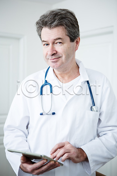 50대 남자 백인 중년 중년남자한명만 한명 JPG 앞모습 포토 들기 상반신 서기 실내 웃음 의사 청진기 태블릿