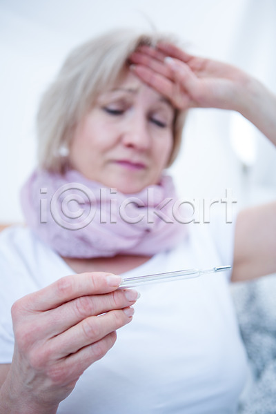 고통 50대 백인 여자 중년 중년여자한명만 한명 JPG 로우앵글 아웃포커스 앞모습 포토 감기(질병) 들기 상반신 실내 앉기 온도계 응시 체온계
