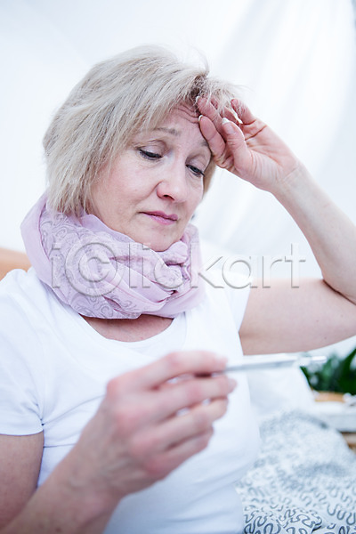 고통 50대 백인 여자 중년 중년여자한명만 한명 JPG 아웃포커스 앞모습 포토 감기(질병) 상반신 실내 앉기 온도계 응시 체온계 침대